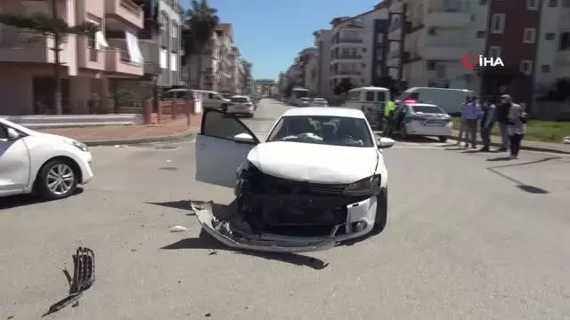 Otomobiller çarpıştı...Deniz bebek, bebe koltuğu sayesinde yara almadan kurtuldu Otomobiller çarpıştı...Deniz bebek, bebe koltuğu sayesinde yara almadan kurtuldu