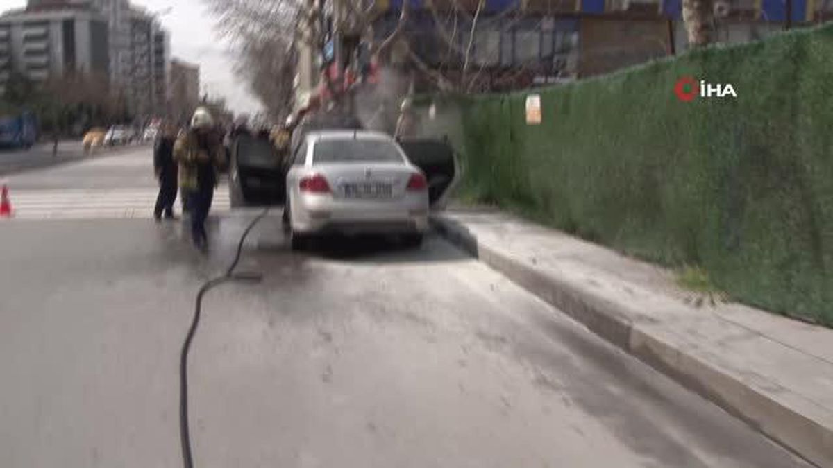 Park halindeki araç alev alev böyle yandı
