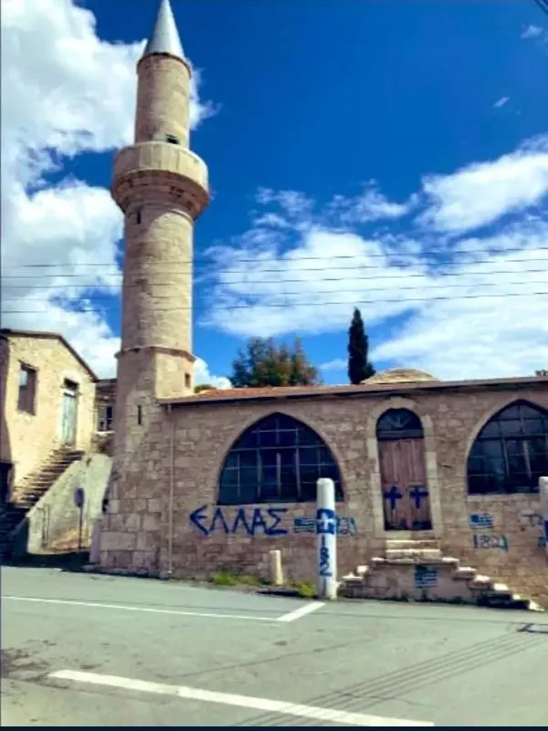 Rum Kesimi'nde camiye 'haç' resmi çizip, 'Türklere ölüm' tehditleri yazıldı Rum Kesimi'nde camiye 'haç' resmi çizip, 'Türklere ölüm' tehditleri yazıldı