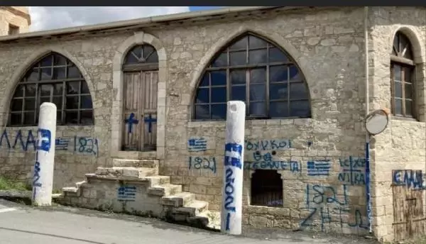Rum Kesimi'nde camiye 'haç' resmi çizip, 'Türklere ölüm' tehditleri yazıldı Rum Kesimi'nde camiye 'haç' resmi çizip, 'Türklere ölüm' tehditleri yazıldı