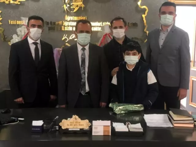 Kars'taki satranç turnuvası birincisi ödüllendirildi Kars'taki satranç turnuvası birincisi ödüllendirildi
