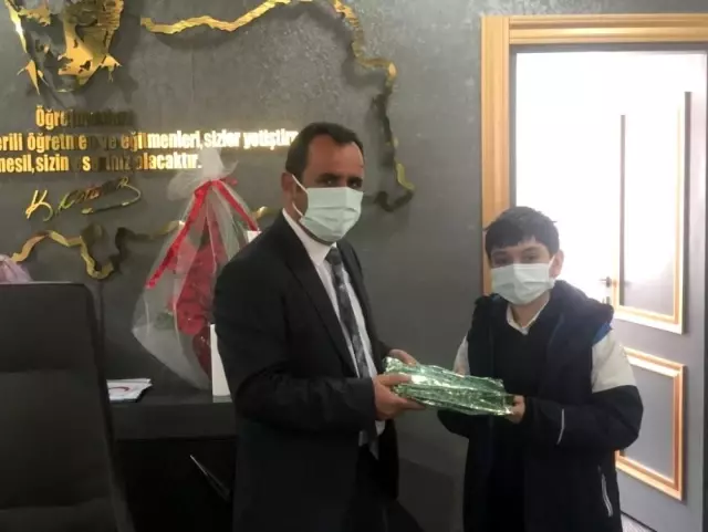 Kars'taki satranç turnuvası birincisi ödüllendirildi Kars'taki satranç turnuvası birincisi ödüllendirildi