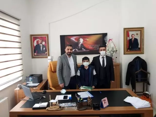 Kars'taki satranç turnuvası birincisi ödüllendirildi Kars'taki satranç turnuvası birincisi ödüllendirildi