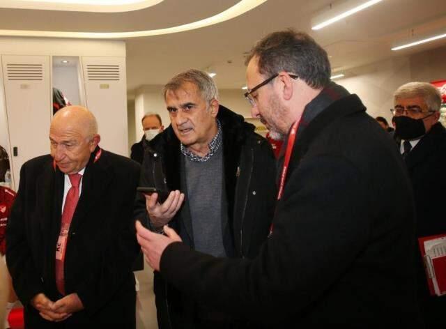 Şenol Güneş'in 'Burak'ın yerine koyabilirdik sizi' esprisi Erdoğan'ı kahkahaya boğdu Şenol Güneş'in 'Burak'ın yerine koyabilirdik sizi' esprisi Erdoğan'ı kahkahaya boğdu