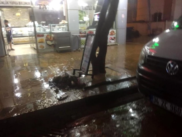 Silvan'da aşırı yağış nedeniyle birçok iş yerini su bastı