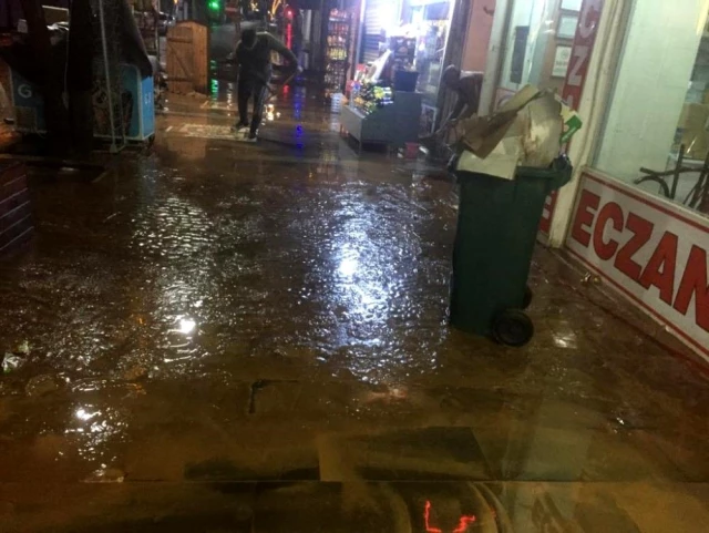 Silvan'da aşırı yağış nedeniyle birçok iş yerini su bastı