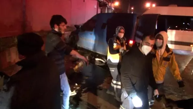 Sultanbeyli'de kısıtlamayı delen sürücü minibüs ile kafa kafa çarpıştı: 2 yaralı Sultanbeyli'de kısıtlamayı delen sürücü minibüs ile kafa kafa çarpıştı: 2 yaralı