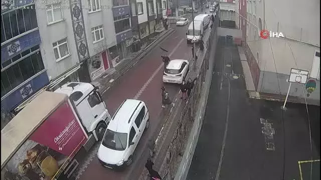 Sultangazi'de okula giden çocuk kamyonun altında kaldı Sultangazi'de okula giden çocuk kamyonun altında kaldı