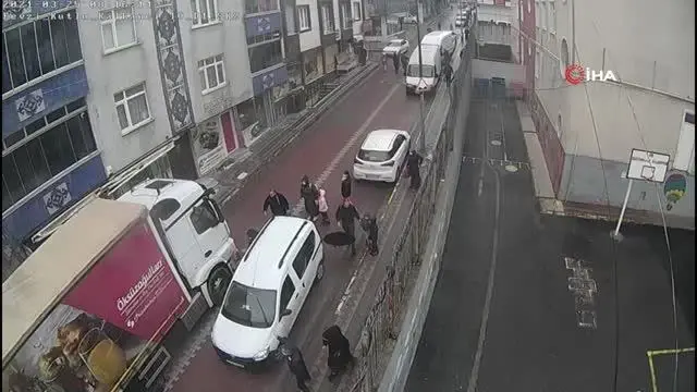 Sultangazi'de okula giden çocuk kamyonun altında kaldı Sultangazi'de okula giden çocuk kamyonun altında kaldı