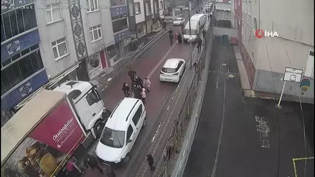 Sultangazi'de okula giden çocuk kamyonun altında kaldı Sultangazi'de okula giden çocuk kamyonun altında kaldı