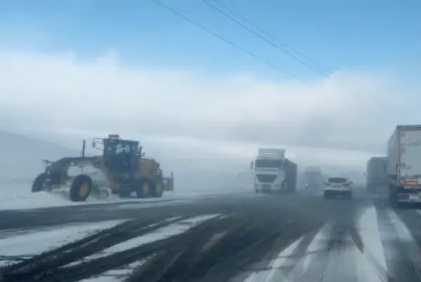 ERZURUM Tendürek Dağı'nda tipi; TIR sürücüleri yolda kaldı