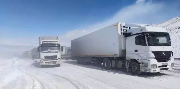 ERZURUM Tendürek Dağı'nda tipi; TIR sürücüleri yolda kaldı