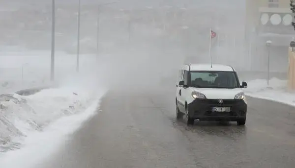 ERZURUM Tendürek Dağı'nda tipi; TIR sürücüleri yolda kaldı
