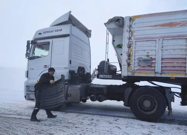 ERZURUM Tendürek Dağı'nda tipi; TIR sürücüleri yolda kaldı