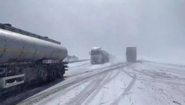 ERZURUM Tendürek Dağı'nda tipi; TIR sürücüleri yolda kaldı