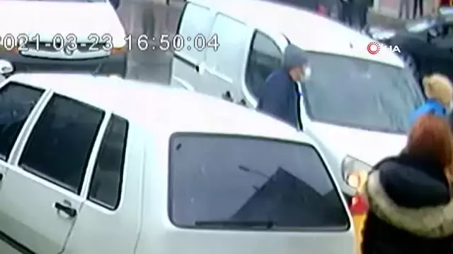 Trafikte sürücüler arasındaki tekmeli kavga kamerada Trafikte sürücüler arasındaki tekmeli kavga kamerada