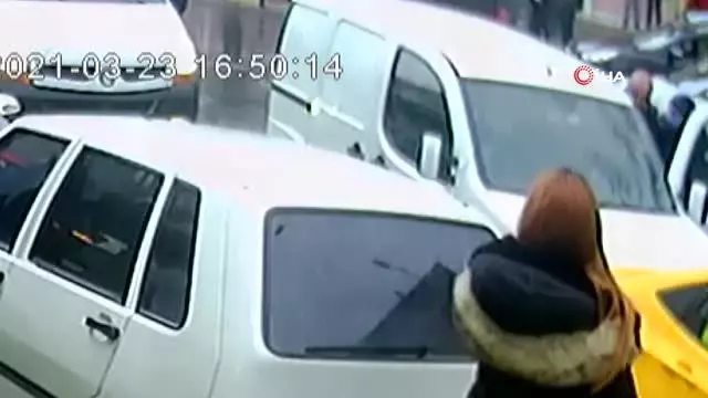 Trafikte sürücüler arasındaki tekmeli kavga kamerada Trafikte sürücüler arasındaki tekmeli kavga kamerada
