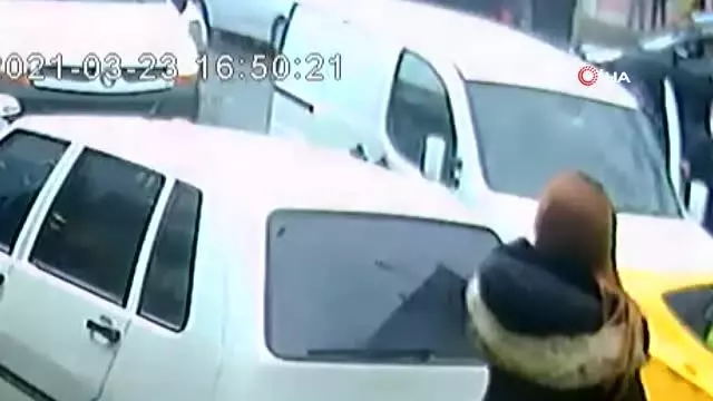 Trafikte sürücüler arasındaki tekmeli kavga kamerada Trafikte sürücüler arasındaki tekmeli kavga kamerada