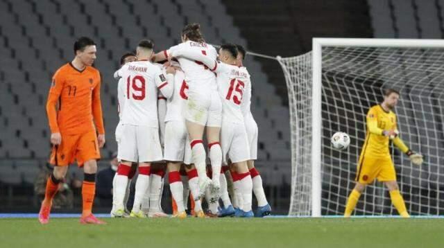 Türkiye Hollanda'yı 4 golle dağıttı, Avrupa basınının ağzı açık kaldı: Portakallar Türkiye'de rezil oldu Türkiye Hollanda'yı 4 golle dağıttı, Avrupa basınının ağzı açık kaldı: Portakallar Türkiye'de rezil oldu
