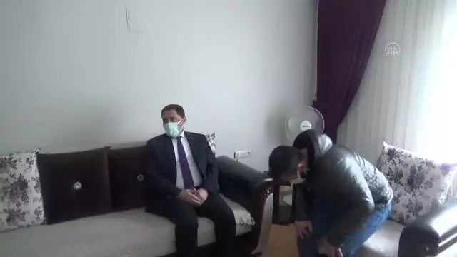 Vali Masatlı, 7 aylık hamileyken yakalandığı Kovid-19 nedeniyle hayatını kaybeden kadının eşini ziyaret etti Vali Masatlı, 7 aylık hamileyken yakalandığı Kovid-19 nedeniyle hayatını kaybeden kadının eşini ziyaret etti