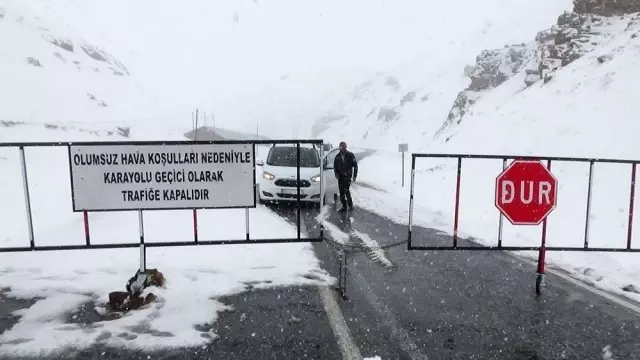 Van-Bahçesaray yolunda karla mücadele devam ediyor Van-Bahçesaray yolunda karla mücadele devam ediyor