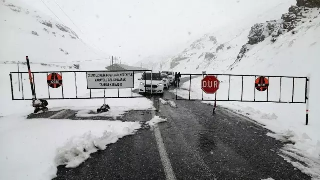 Van-Bahçesaray yolunda karla mücadele devam ediyor Van-Bahçesaray yolunda karla mücadele devam ediyor