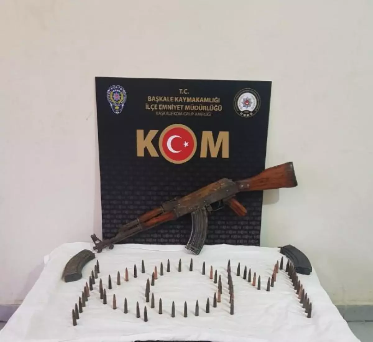 Van'da ihbar yapıldı, taşların arasına gizlenen tüfek ele geçirildi