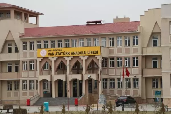 VAN Van Valisi: Kırmızı bölgelerden öğretmenler geldi