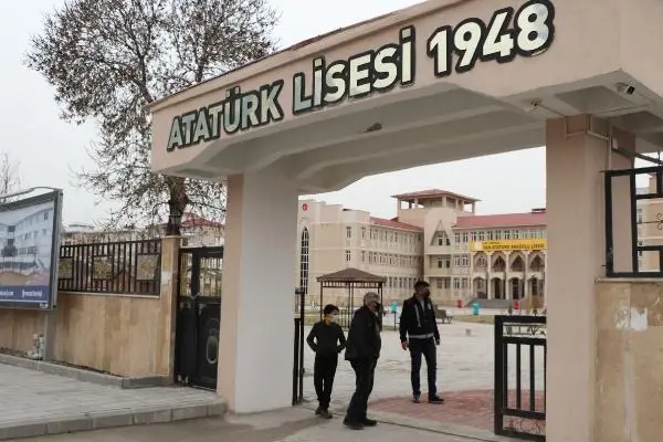 VAN Van Valisi: Kırmızı bölgelerden öğretmenler geldi