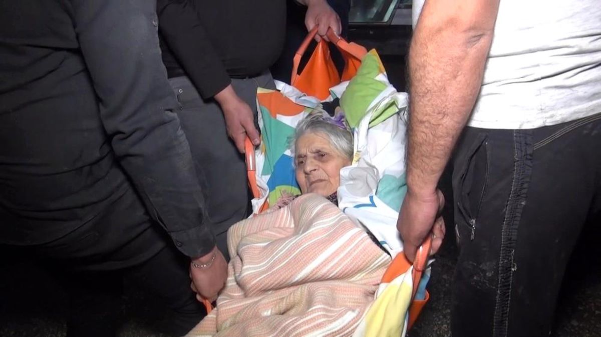 Yangında can pazarı...86 yaşındaki felçli kadın son anda kurtarıldı