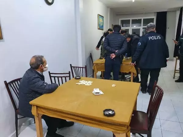 Adana'da kahvehane baskınında 8 kişiye ceza kesildi Adana'da kahvehane baskınında 8 kişiye ceza kesildi