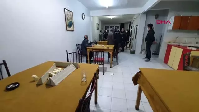 Adana'da kahvehane baskınında 8 kişiye ceza kesildi Adana'da kahvehane baskınında 8 kişiye ceza kesildi