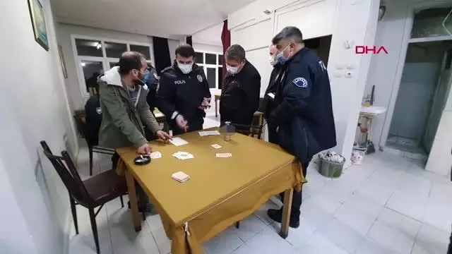 Adana'da kahvehane baskınında 8 kişiye ceza kesildi Adana'da kahvehane baskınında 8 kişiye ceza kesildi