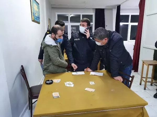 Adana'da kahvehane baskınında 8 kişiye ceza kesildi Adana'da kahvehane baskınında 8 kişiye ceza kesildi