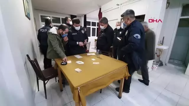 Adana'da kahvehane baskınında 8 kişiye ceza kesildi Adana'da kahvehane baskınında 8 kişiye ceza kesildi