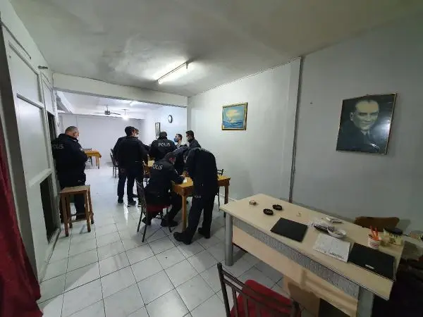 Adana'da kahvehane baskınında 8 kişiye ceza kesildi Adana'da kahvehane baskınında 8 kişiye ceza kesildi