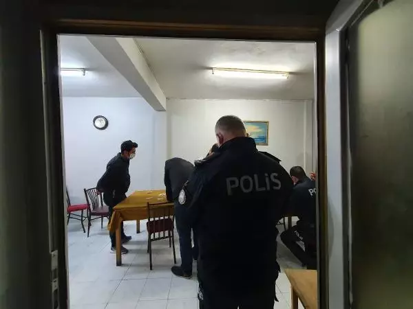 Adana'da kahvehane baskınında 8 kişiye ceza kesildi Adana'da kahvehane baskınında 8 kişiye ceza kesildi