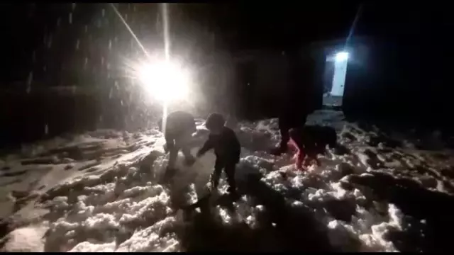 Antalya'da 6 yıl aradan sonra yağan kar sevinci Antalya'da 6 yıl aradan sonra yağan kar sevinci