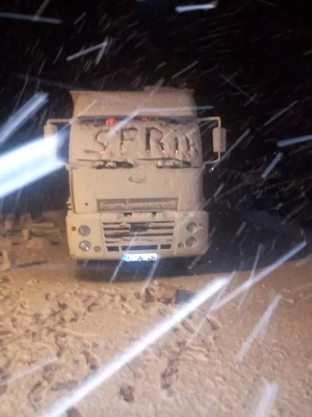 Antalya'da 6 yıl aradan sonra yağan kar sevinci Antalya'da 6 yıl aradan sonra yağan kar sevinci