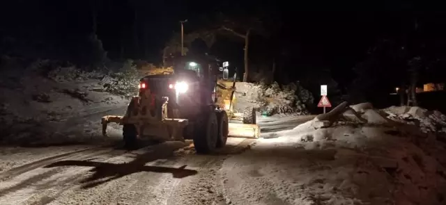 Aydın Büyükşehir Belediyesi yolları açık tutmak için gece mesaisi yaptı Aydın Büyükşehir Belediyesi yolları açık tutmak için gece mesaisi yaptı