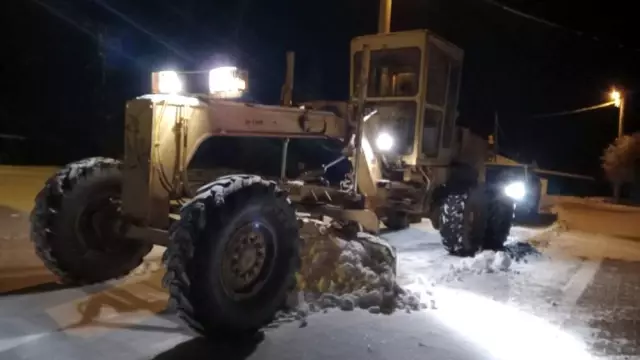 Aydın Büyükşehir Belediyesi yolları açık tutmak için gece mesaisi yaptı Aydın Büyükşehir Belediyesi yolları açık tutmak için gece mesaisi yaptı