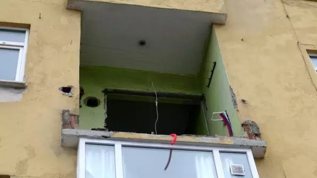 Balkondan düşen inşaat işçisi ağır yaralandı