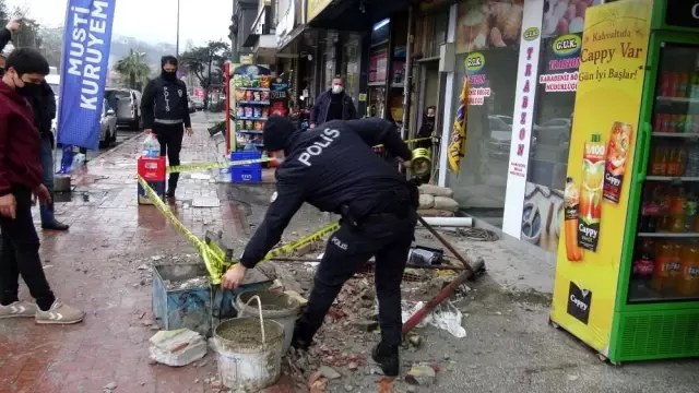 Balkondan düşen inşaat işçisi ağır yaralandı