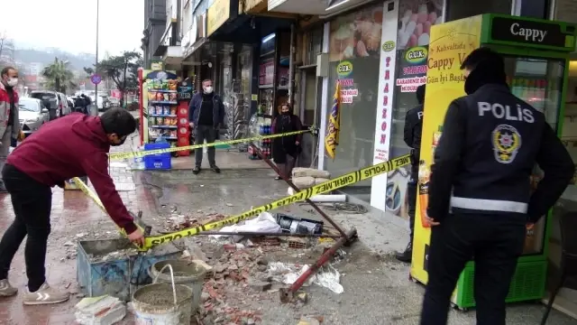 Balkondan düşen inşaat işçisi ağır yaralandı