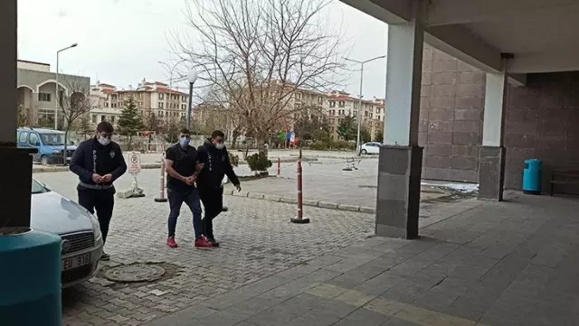 Çaldıkları motosikleti 900 liraya satmak isteyen hırsızlar, kısıtlamada sokağa çıktıkları için 12 bin lira ceza yedi Çaldıkları motosikleti 900 liraya satmak isteyen hırsızlar, kısıtlamada sokağa çıktıkları için 12 bin lira ceza yedi