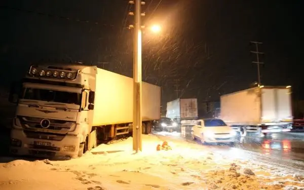 Bitlis'te zincirleme 'buzlanma' kazası: 3 yaralı Bitlis'te zincirleme 'buzlanma' kazası: 3 yaralı