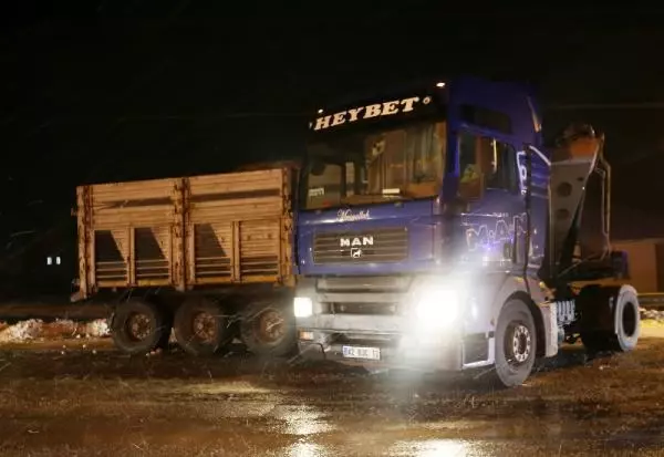 Bitlis'te zincirleme 'buzlanma' kazası: 3 yaralı Bitlis'te zincirleme 'buzlanma' kazası: 3 yaralı