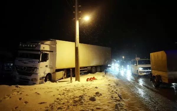 Bitlis'te zincirleme 'buzlanma' kazası: 3 yaralı Bitlis'te zincirleme 'buzlanma' kazası: 3 yaralı