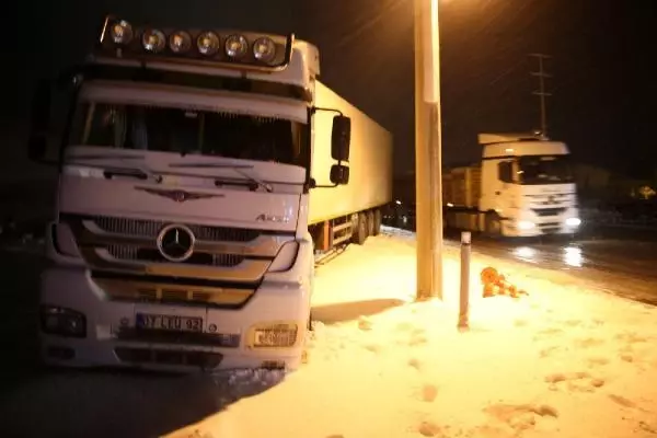 Bitlis'te zincirleme 'buzlanma' kazası: 3 yaralı Bitlis'te zincirleme 'buzlanma' kazası: 3 yaralı