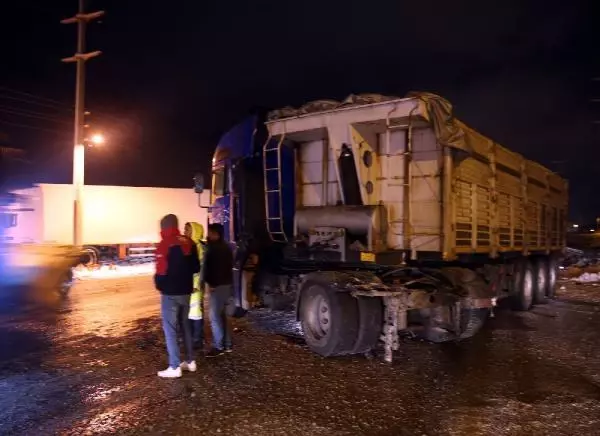 Bitlis'te zincirleme 'buzlanma' kazası: 3 yaralı Bitlis'te zincirleme 'buzlanma' kazası: 3 yaralı